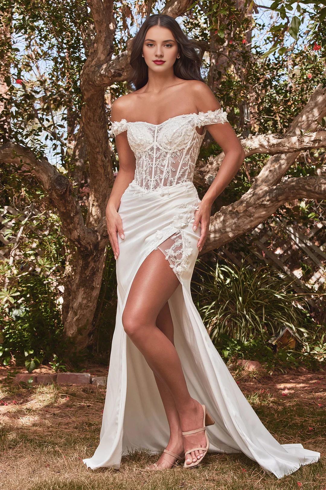 Abito da sposa lungo bianco con spalle scoperte e motivo floreale 3D